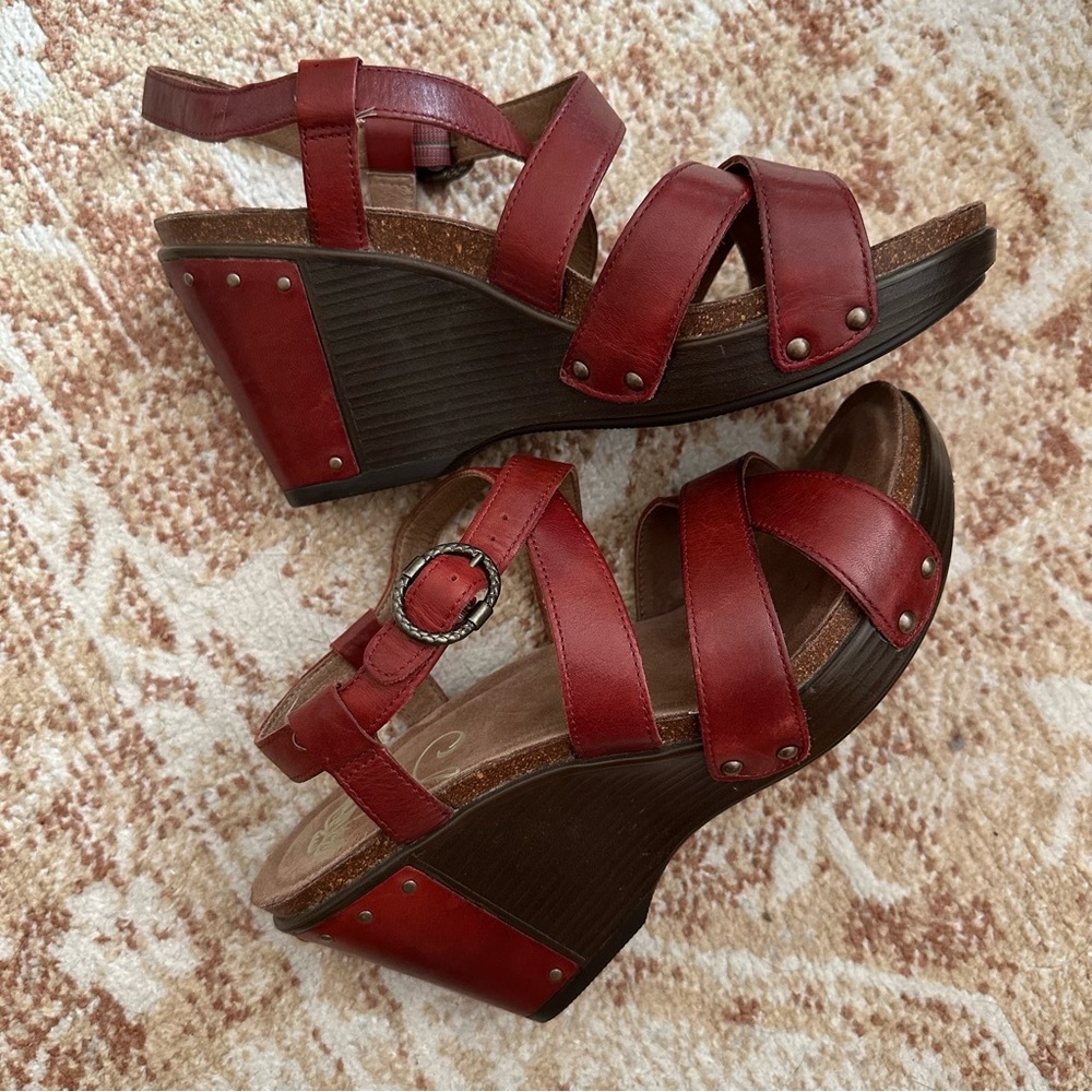 Dansko Frida Studded Wedges Red Leather Size EU 39/ US 8.5 - Picture 2 of 6